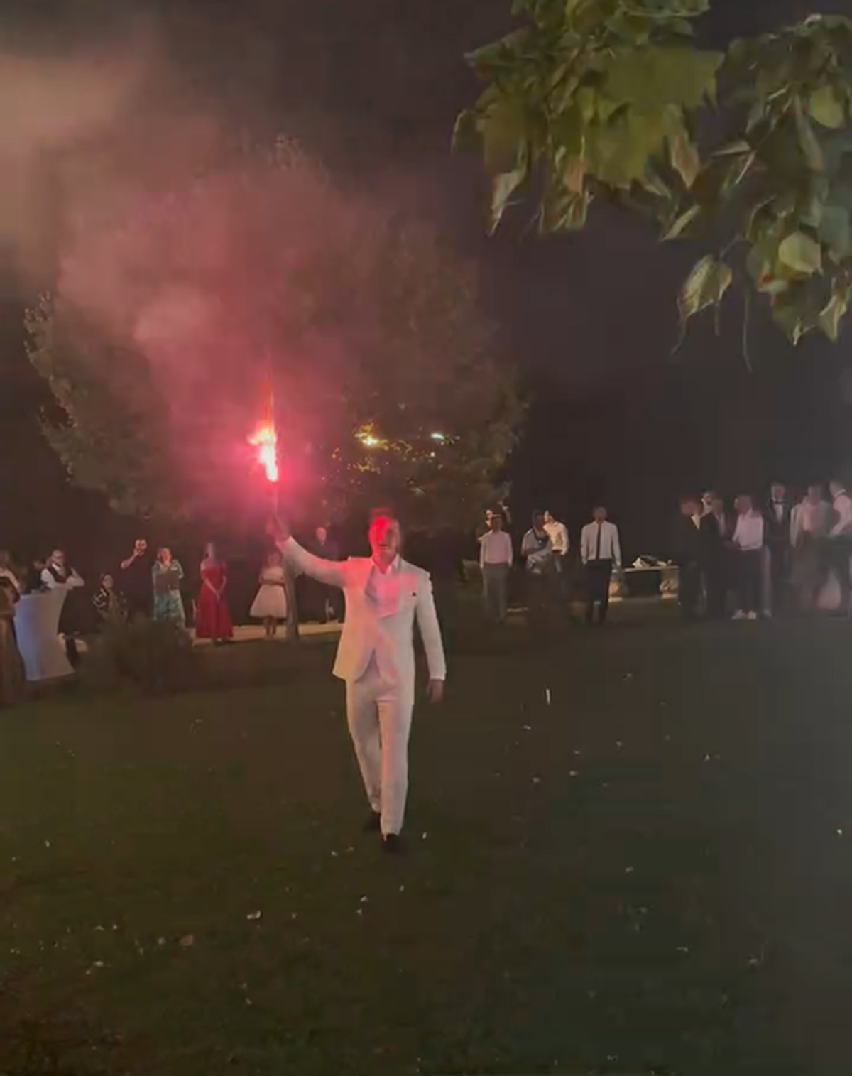 Nunta sezonului la Dinamo! Fotbalistul a făcut pasul cel mare: petrecere în stil ultras, cu torțe și scandări