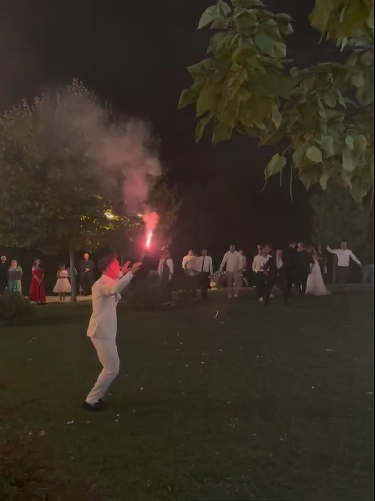 Nunta sezonului la Dinamo! Fotbalistul a făcut pasul cel mare: petrecere în stil ultras, cu torțe și scandări