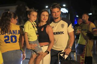 Naționala României, întâmpinată de zeci de oameni la hotel în Cipru » Un preot în sutană s-a strecurat printre suporteri și a avut un mesaj: „Emoționant!”