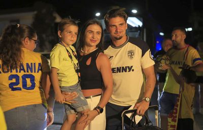 Naționala României, întâmpinată de zeci de oameni la hotel în Cipru » Un preot în sutană s-a strecurat printre suporteri și a avut un mesaj: „Emoționant!”