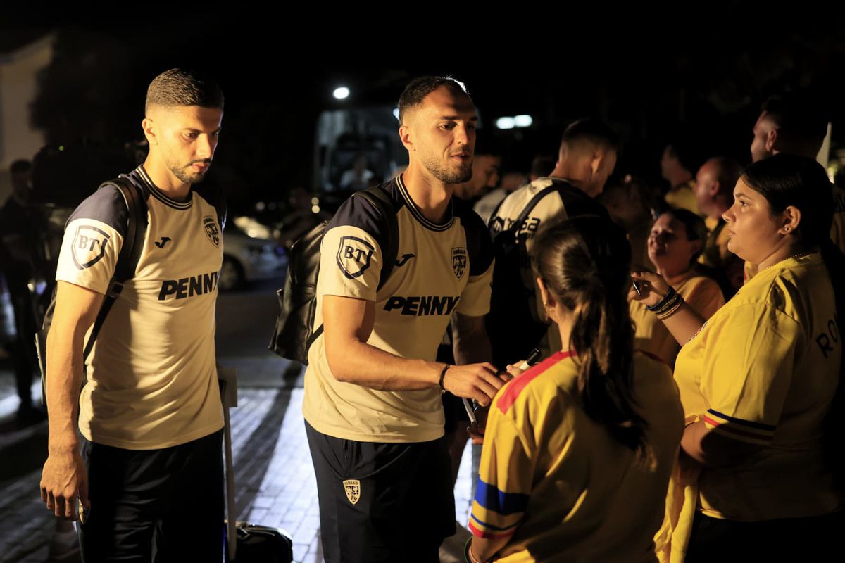 Naționala României, întâmpinată de zeci de oameni la hotel în Cipru » Un preot în sutană s-a strecurat printre suporteri și a avut un mesaj: „Emoționant!”