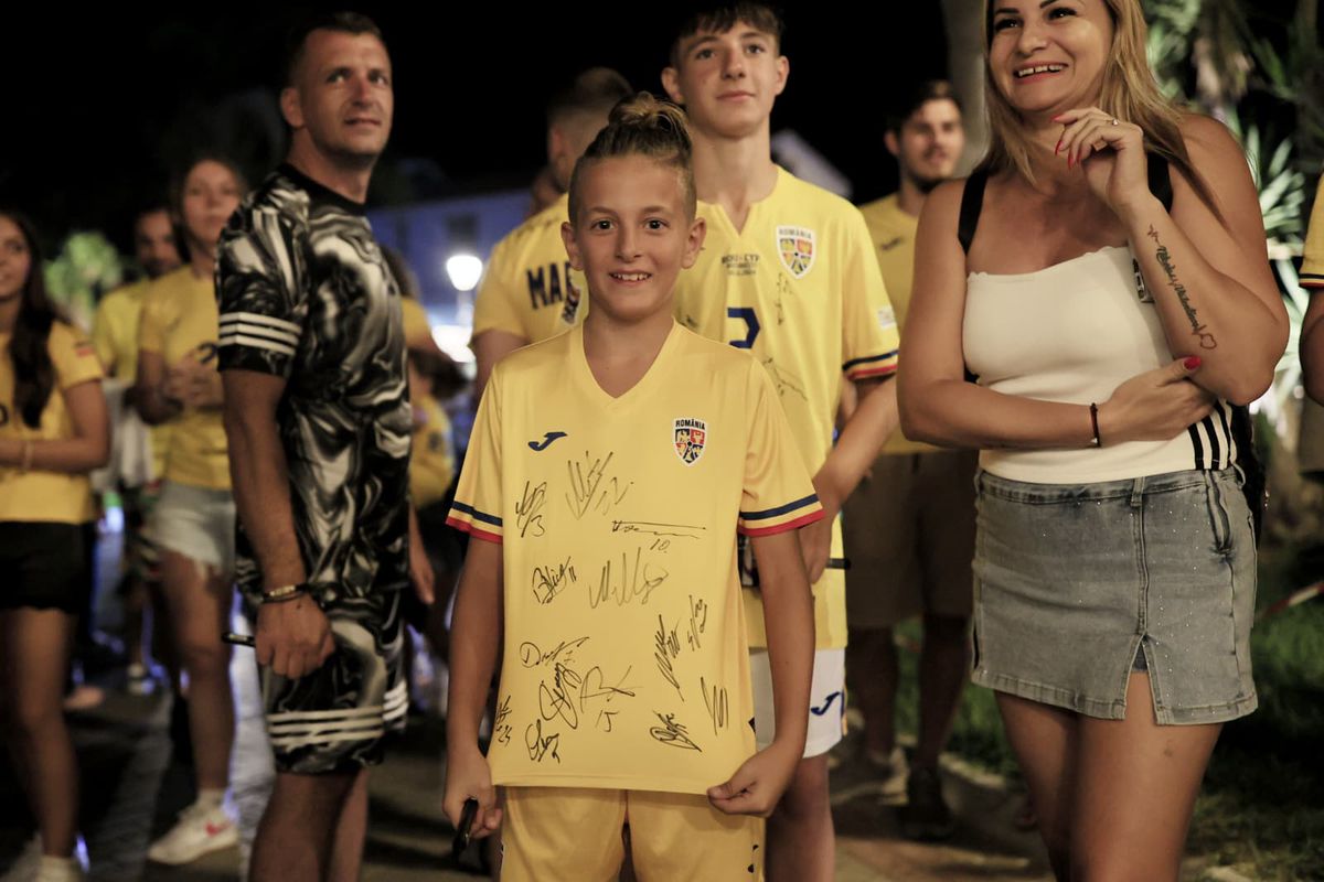 Naționala României, întâmpinată de zeci de oameni la hotel în Cipru » Un preot în sutană s-a strecurat printre suporteri și a avut un mesaj: „Emoționant!”