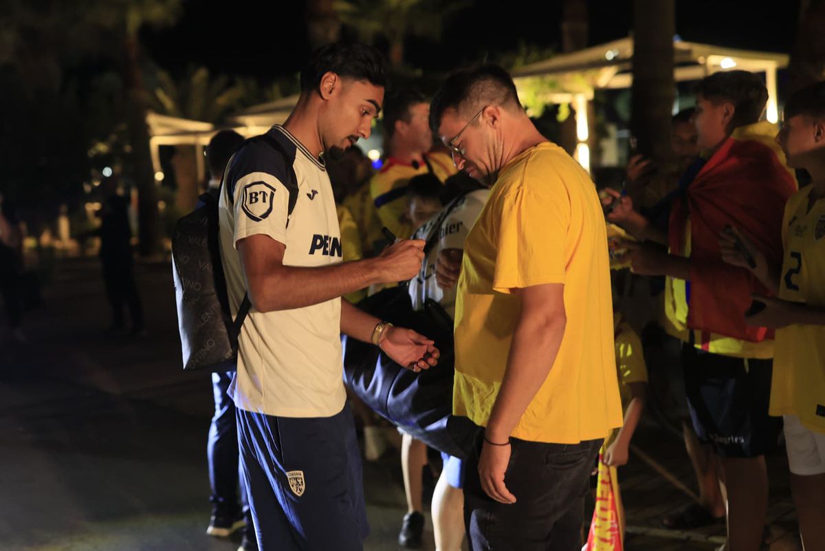 Naționala României, întâmpinată de zeci de oameni la hotel în Cipru » Un preot în sutană s-a strecurat printre suporteri și a avut un mesaj: „Emoționant!”