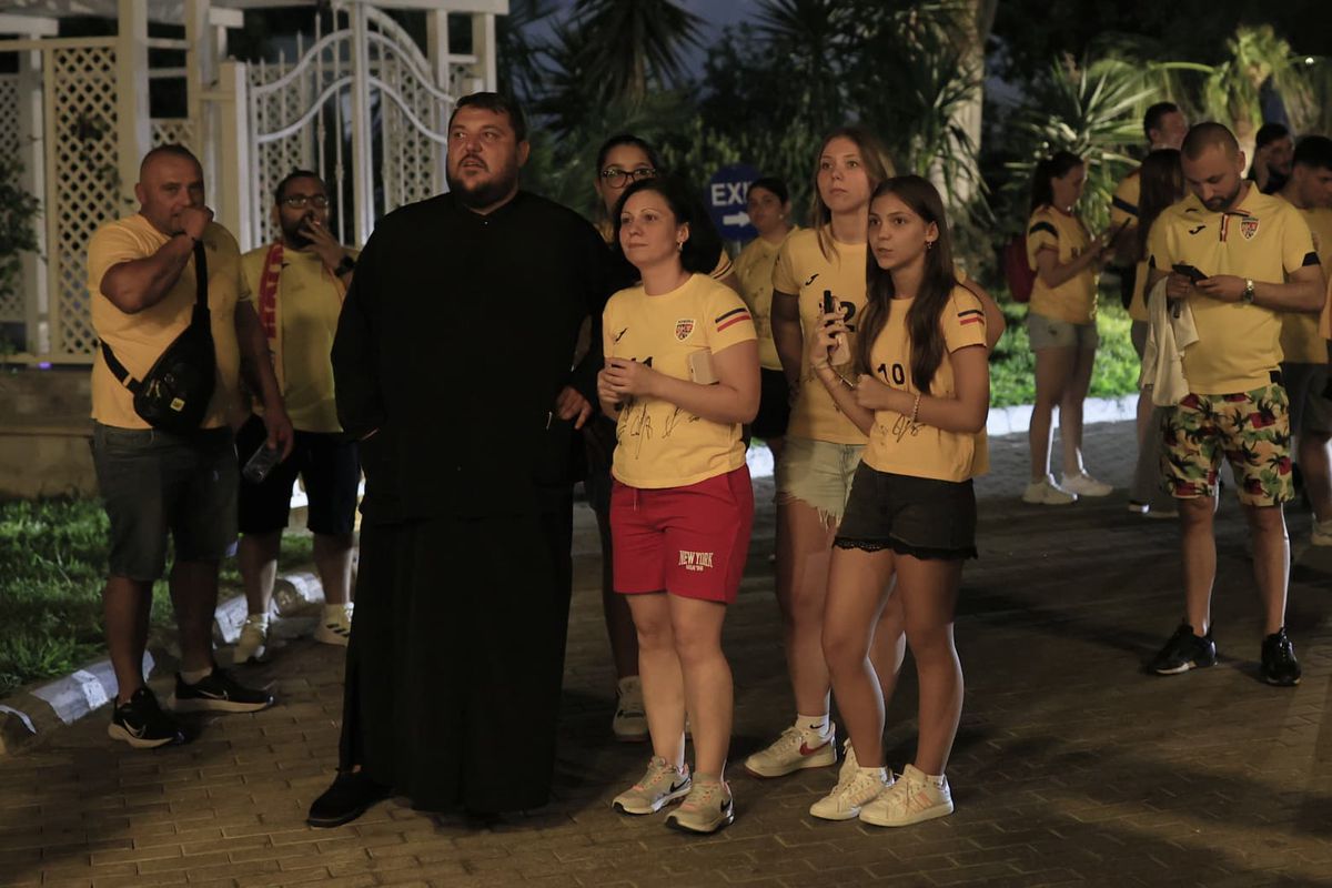 Naționala României, întâmpinată de zeci de oameni la hotel în Cipru » Un preot în sutană s-a strecurat printre suporteri și a avut un mesaj: „Emoționant!”