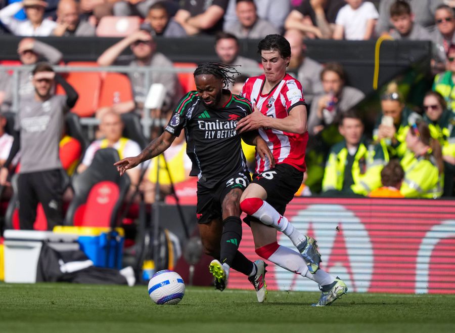 Ultimul meci oficial în care a jucat Raheem Sterling a avut loc în data de 25 mai (Southampton - Arsenal, încheiat 1-2, în ultima etapă a sezonului 2024/2025 din Premier League) // FOTO: Imago Images Superstarul lui Chelsea a fost exilat! Terminarea contractului nu reprezintă însă o soluție viabilă pentru club