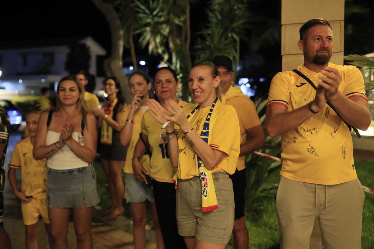 Naționala României, întâmpinată de zeci de oameni la hotel în Cipru » Un preot în sutană s-a strecurat printre suporteri și a avut un mesaj: „Emoționant!”