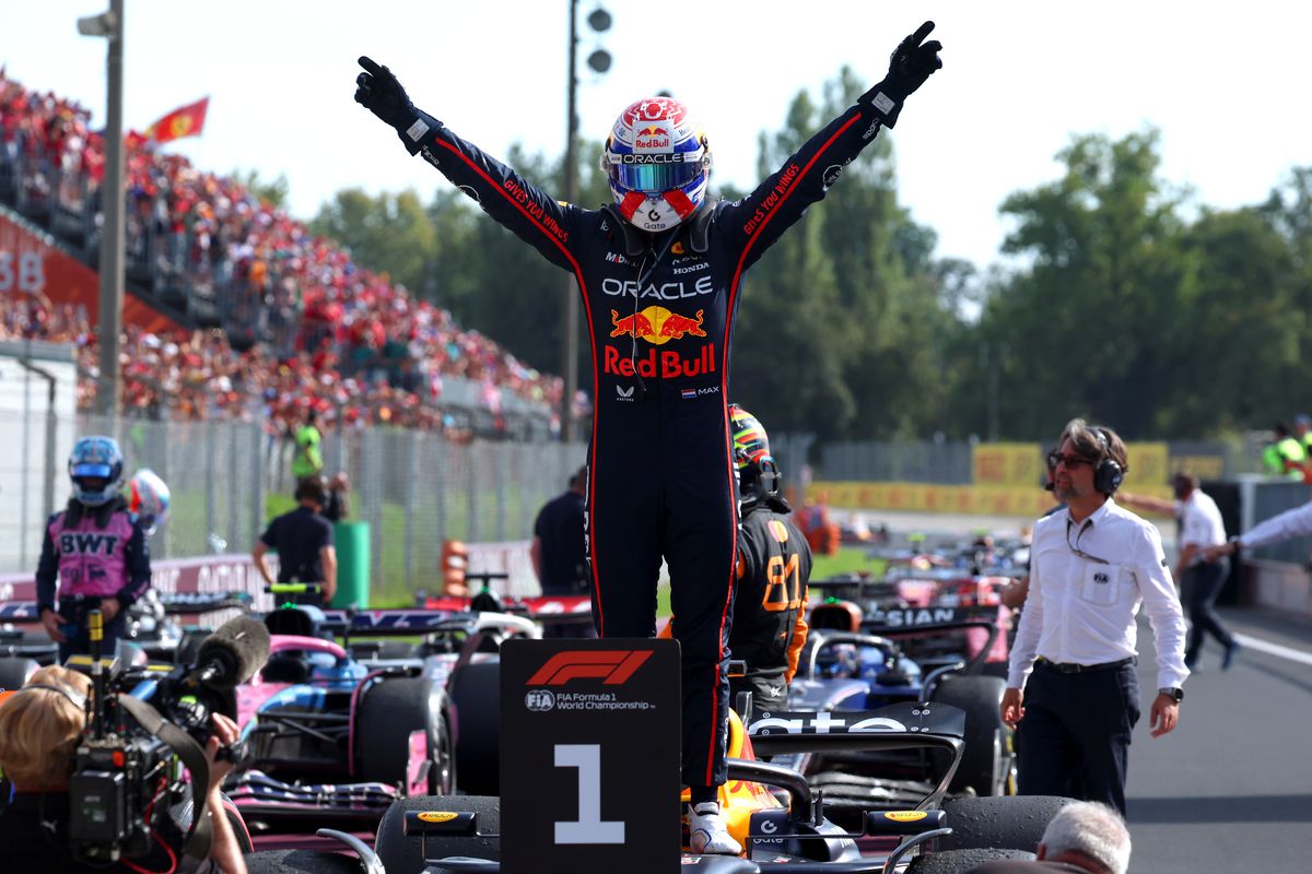 Ca-n vremurile bune! Verstappen a condus magistral la Monza. Iar pe final a râs de decizia NEMAIVĂZUTĂ luată de McLaren. Clasamentele