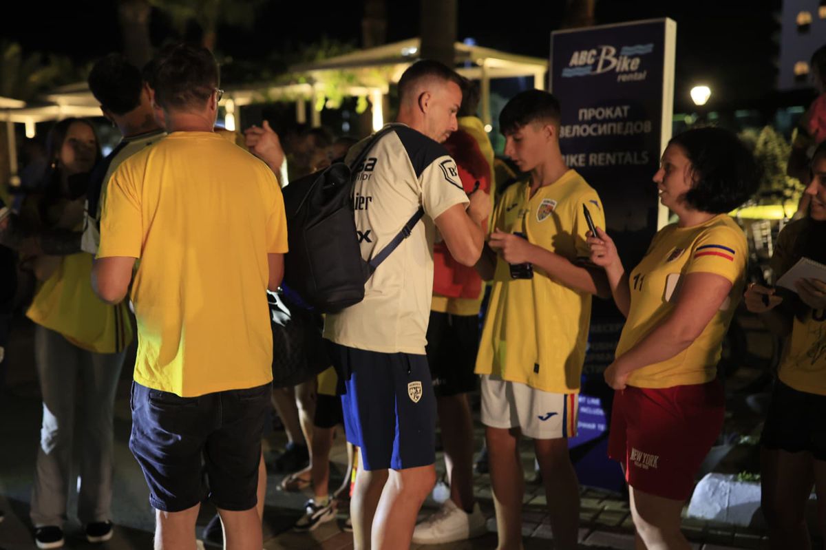 Naționala României, întâmpinată de zeci de oameni la hotel în Cipru » Un preot în sutană s-a strecurat printre suporteri și a avut un mesaj: „Emoționant!”