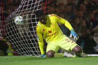 Prilej de bucurie pentru fanii lui Manchester United » Gafeurul Onana a acceptat oferta și va juca în alt campionat