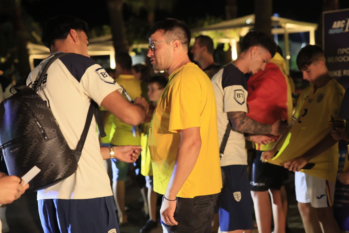 Naționala României, întâmpinată de zeci de oameni la hotel în Cipru » Un preot în sutană s-a strecurat printre suporteri și a avut un mesaj: „Emoționant!”