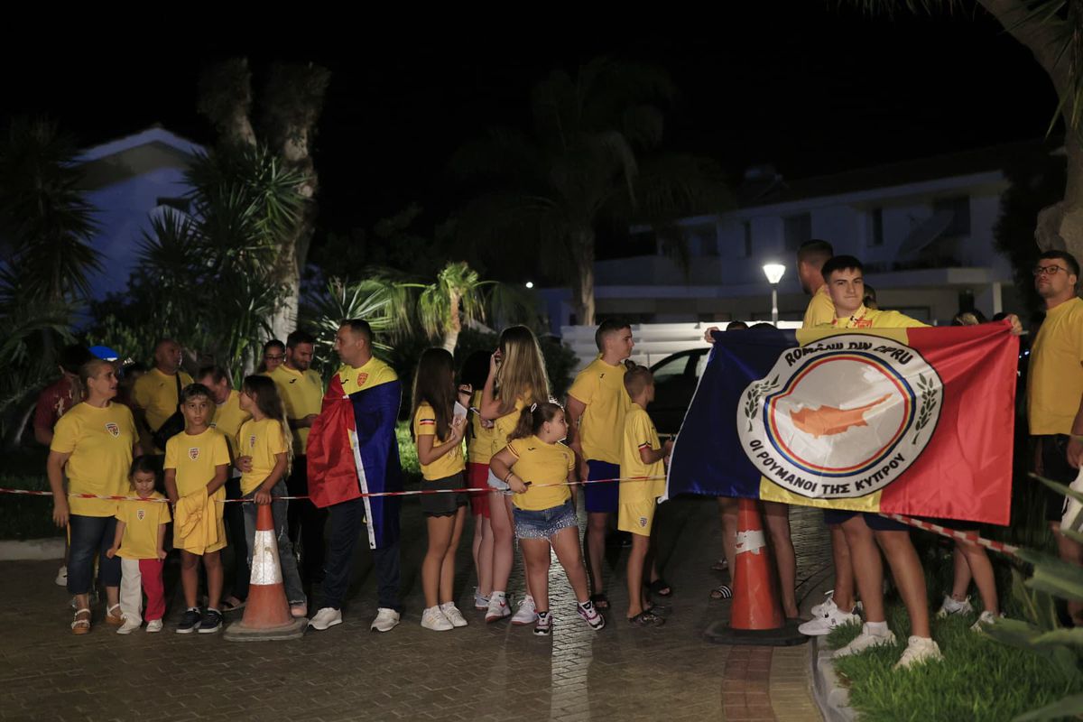 Naționala României, întâmpinată de zeci de oameni la hotel în Cipru » Un preot în sutană s-a strecurat printre suporteri și a avut un mesaj: „Emoționant!”