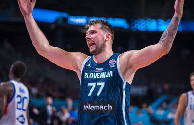 Cu un Luka Doncic aflat într-o formă ofensivă spectaculoasă, Slovenia s-a calificat în „sferturi” la EuroBasket 2025