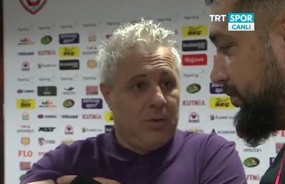 GAZIANTEP - BAȘAKȘEHIR 1-2 // VIDEO Marius Șumudică și „perversa de la Tg Ocna” » Show în Turcia: „Uitaţi-vă, am vânătaie pe braţ! Vor să-mi închidă gura repede”
