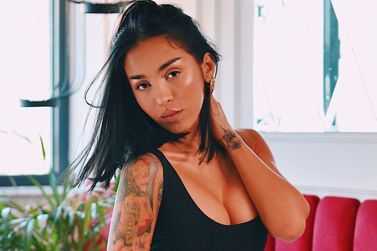 FOTO Un fotbalist celebru din Premier League îi face curte lui Ruby » Cum vrea să profite cântăreața: „Poate e băiat de treabă și îmi dă”