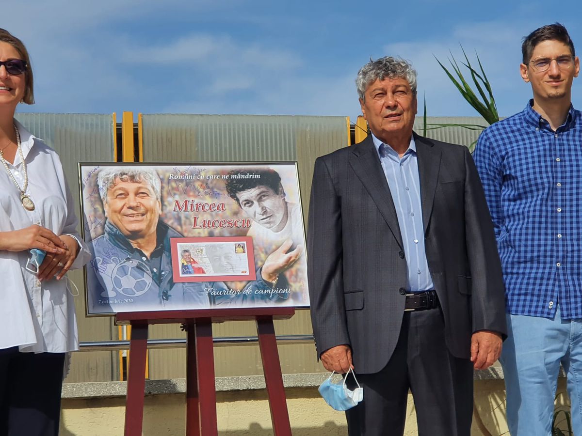 VIDEO + FOTO Moment inedit pentru Mircea Lucescu! Antrenorul a primit un timbru: „Reînvie întreaga atmosferă din anii precedenți”