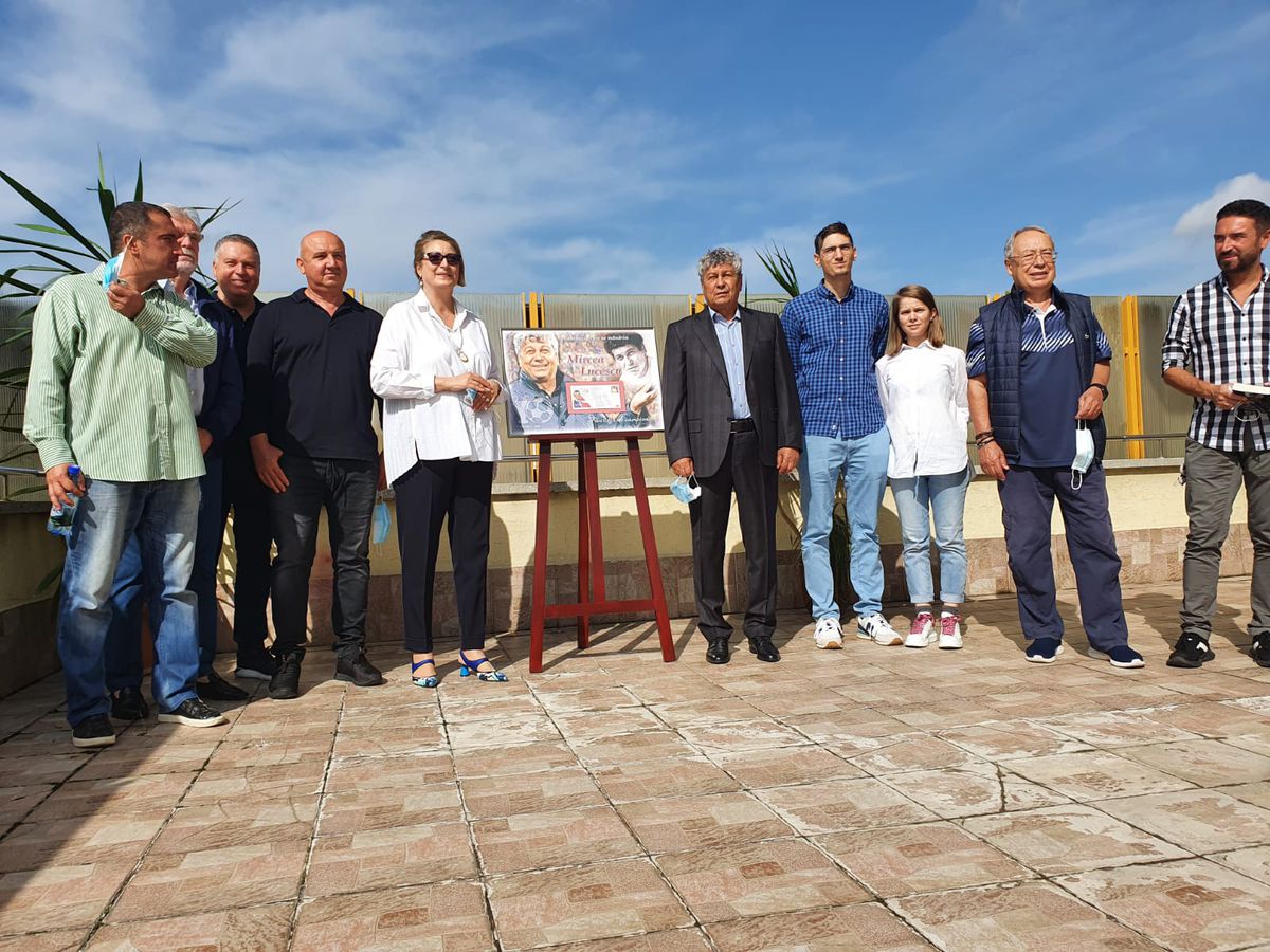 VIDEO + FOTO Moment inedit pentru Mircea Lucescu! Antrenorul a primit un timbru: „Reînvie întreaga atmosferă din anii precedenți”