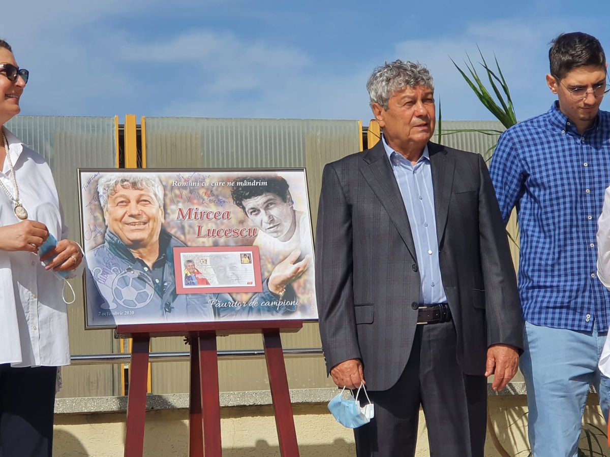 VIDEO + FOTO Moment inedit pentru Mircea Lucescu! Antrenorul a primit un timbru: „Reînvie întreaga atmosferă din anii precedenți”