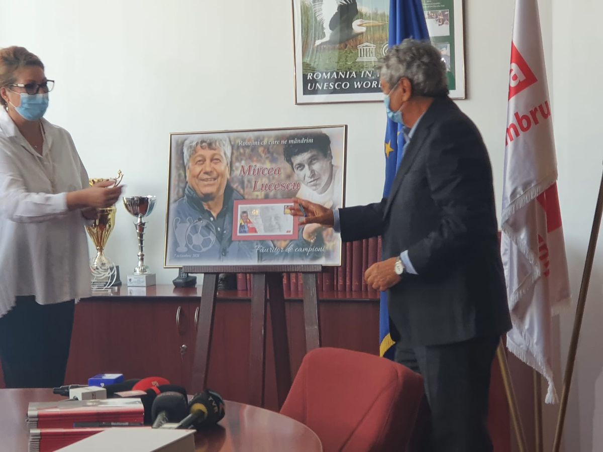 VIDEO + FOTO Moment inedit pentru Mircea Lucescu! Antrenorul a primit un timbru: „Reînvie întreaga atmosferă din anii precedenți”
