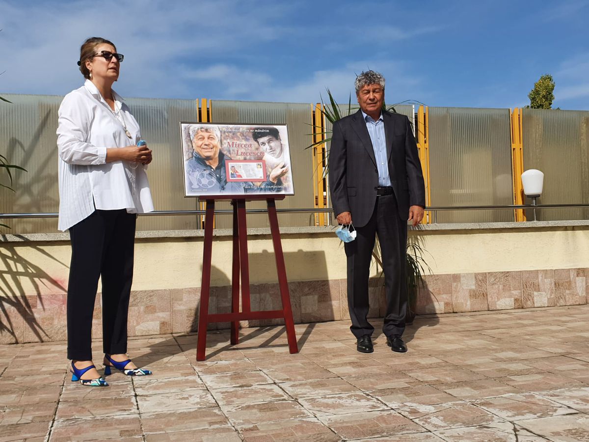 VIDEO + FOTO Moment inedit pentru Mircea Lucescu! Antrenorul a primit un timbru: „Reînvie întreaga atmosferă din anii precedenți”