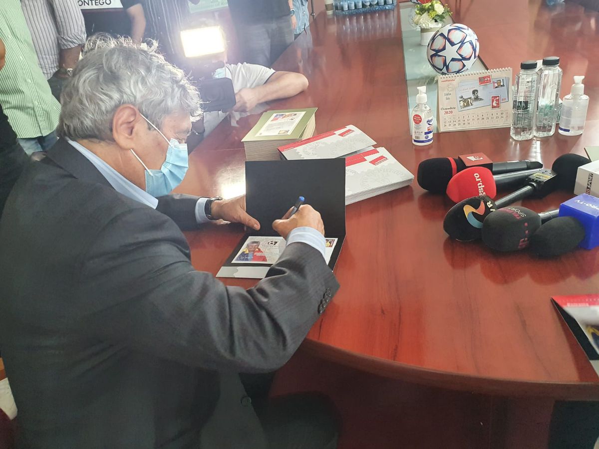 VIDEO + FOTO Moment inedit pentru Mircea Lucescu! Antrenorul a primit un timbru: „Reînvie întreaga atmosferă din anii precedenți”