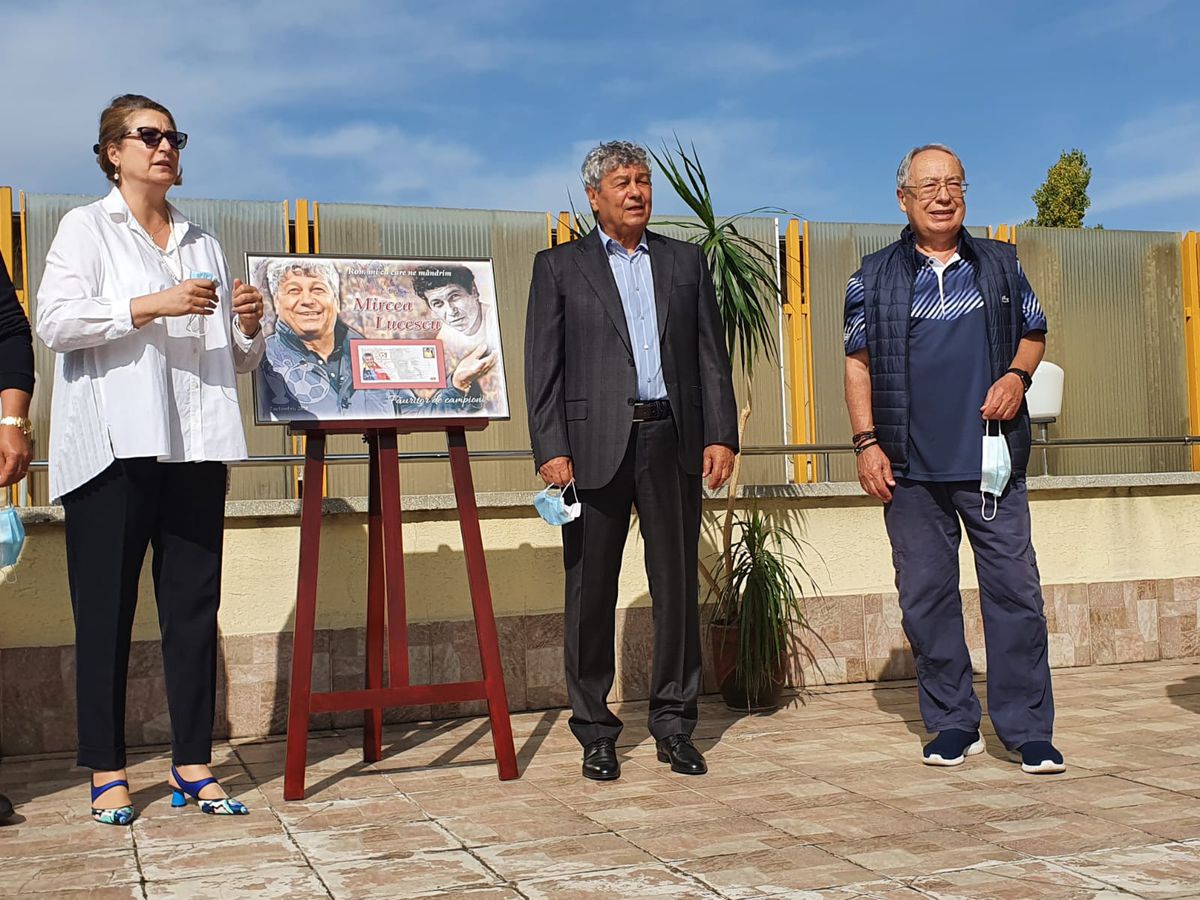 VIDEO + FOTO Moment inedit pentru Mircea Lucescu! Antrenorul a primit un timbru: „Reînvie întreaga atmosferă din anii precedenți”