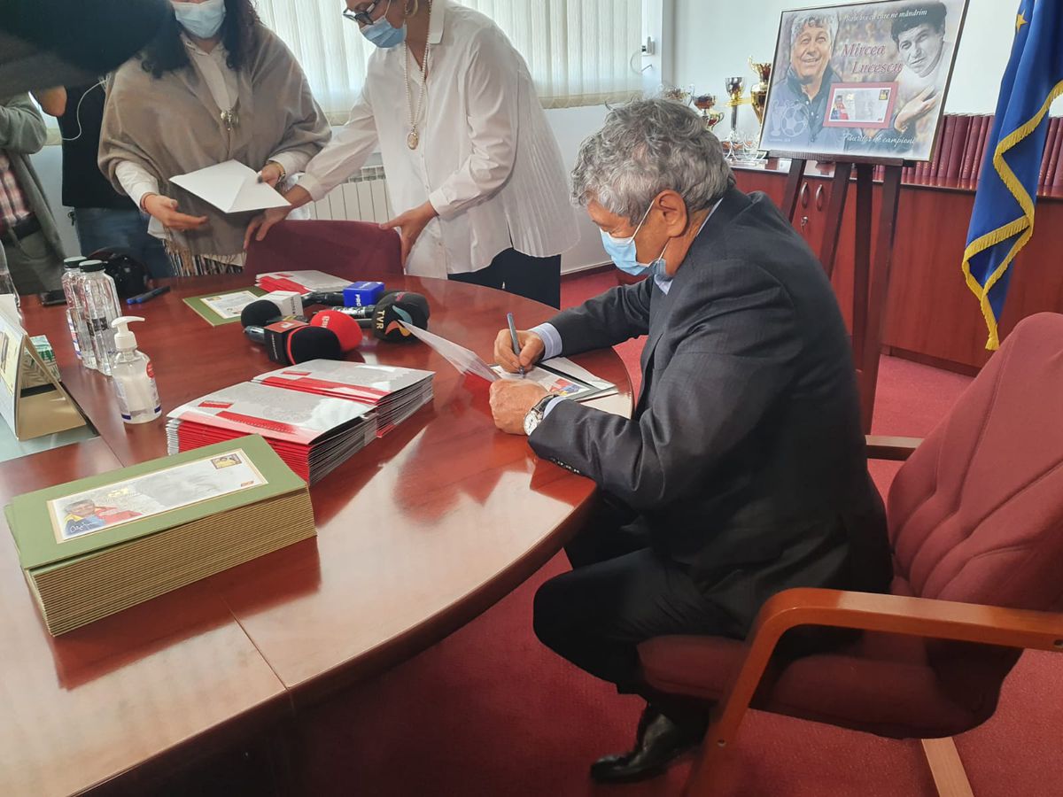 VIDEO + FOTO Moment inedit pentru Mircea Lucescu! Antrenorul a primit un timbru: „Reînvie întreaga atmosferă din anii precedenți”