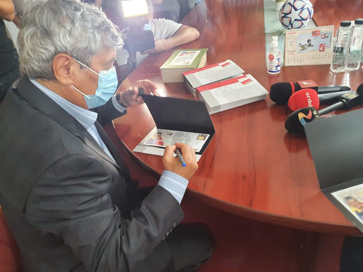 VIDEO + FOTO Moment inedit pentru Mircea Lucescu! Antrenorul a primit un timbru: „Reînvie întreaga atmosferă din anii precedenți”