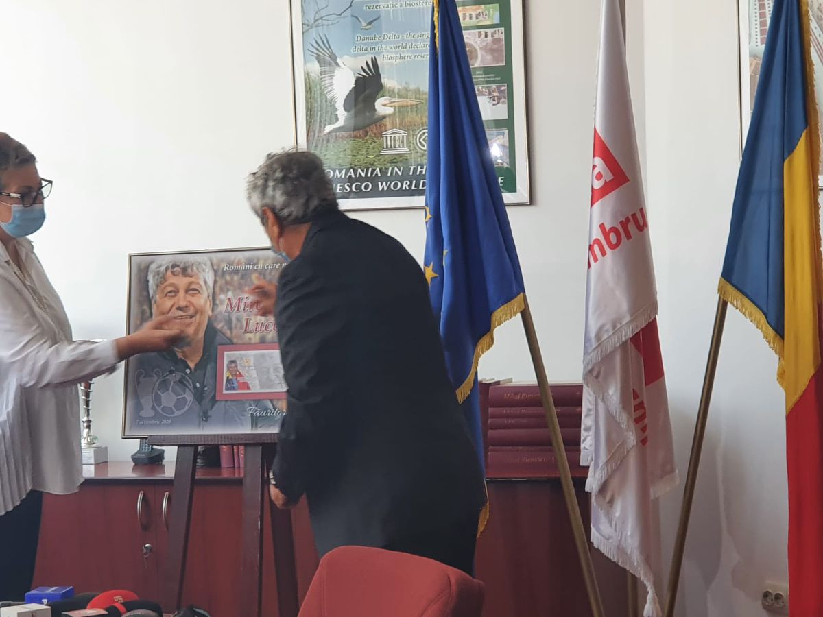 VIDEO + FOTO Moment inedit pentru Mircea Lucescu! Antrenorul a primit un timbru: „Reînvie întreaga atmosferă din anii precedenți”