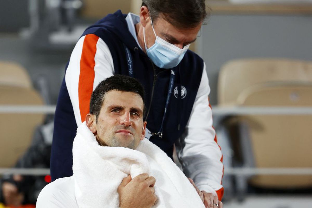 Roland Garros. Novak Djokovic, victorie cu mari emoții » A trecut peste accidentarea din primul set și s-a calificat în semifinale. Cine ia trofeul?