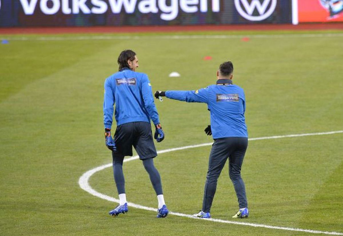 FOTO Ce s-a întâmplat la antrenamentul oficial al „tricolorilor”: cine l-a „adoptat” pe Camora, care a fost cel mai vesel grup și ce joc le-a pregătit Mirel Rădoi