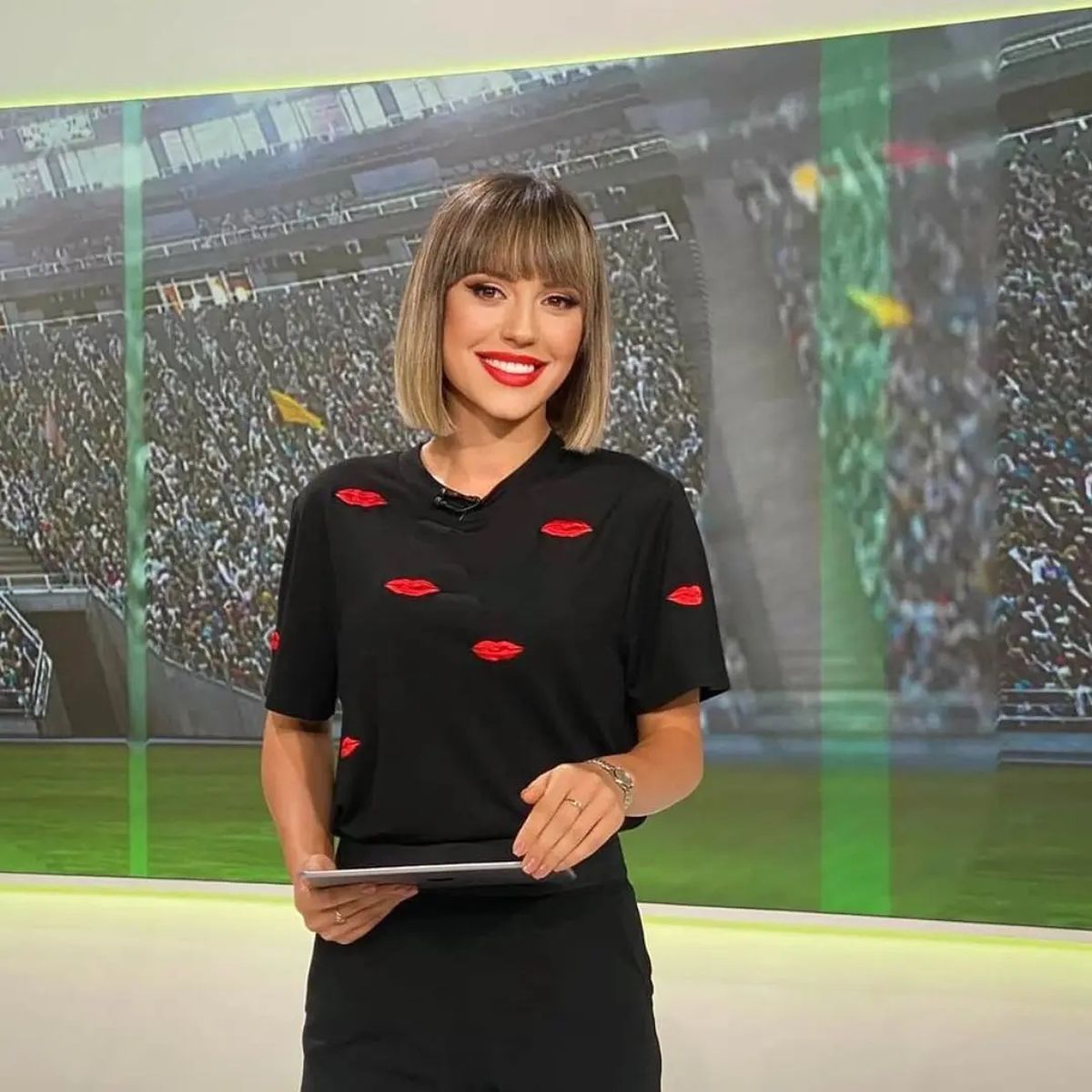 Prezentă pe Arena Națională » Prezentatoarea TV nu a ratat România - Belarus: „Îmi place Edi Iordănescu”