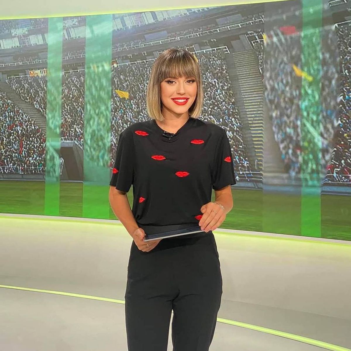 Prezentă pe Arena Națională » Prezentatoarea TV nu a ratat România - Belarus: „Îmi place Edi Iordănescu”