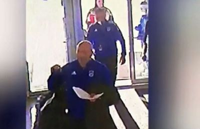 Cine ar fi introdus geanta cu bâte la derby-ul Craiovei » Prima reacție a celui care apare pe imaginile de la stadion: „Nu sunt idiot!”