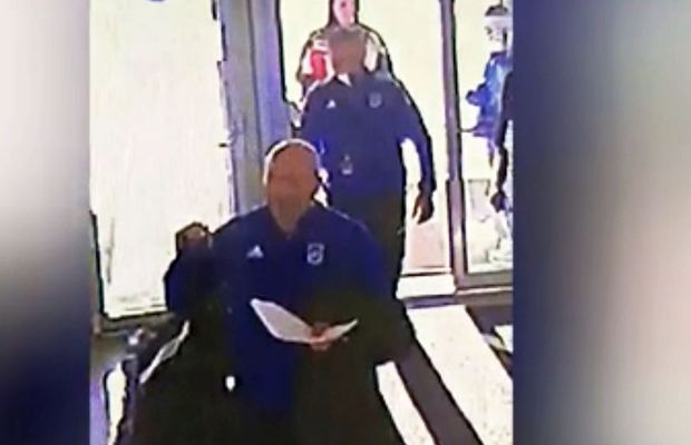 Cine ar fi introdus geanta cu bâte la derby-ul Craiovei » Prima reacție a celui care apare pe imaginile de la stadion: „Nu sunt idiot!”