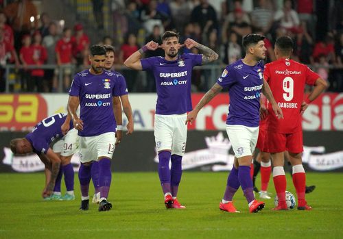 Rapid are „interzis” să mai joace în alb-violet // FOTO: Alexandra Fechete