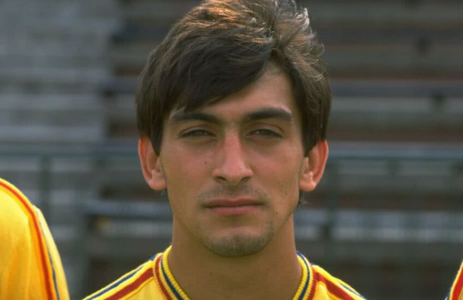 Din tinerețea lui Ilie Dumitrescu Ilie Dumitrescu, la episodul #9 din podcastul „Profu' de Sport” » Cum a ajuns un copil dintr-o familie modestă din Rahova fotbalist de top și milionar în euro: „Talent, muncă și noroc”