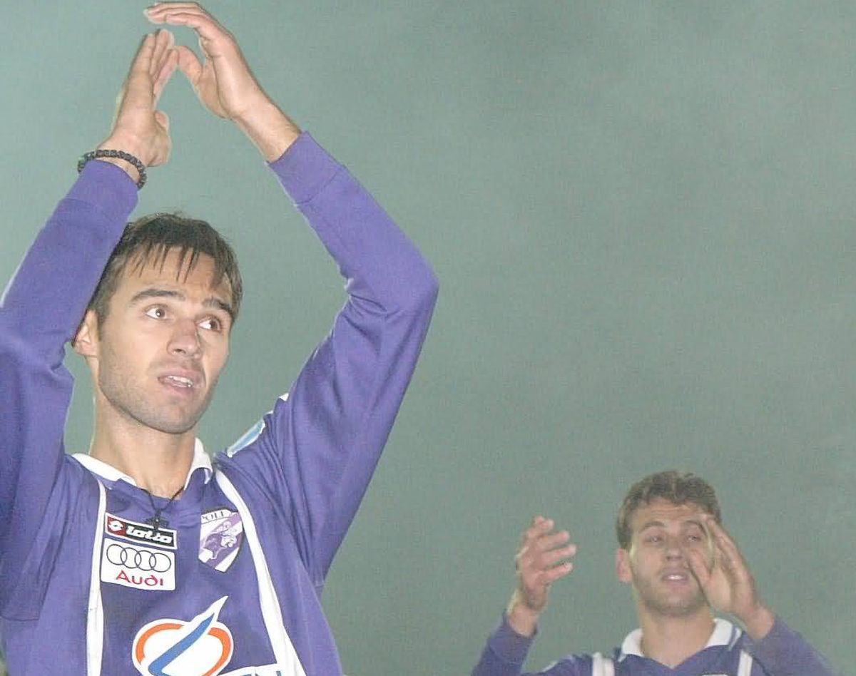 Îl recunoști pe fostul fotbalist din imagine? Vine din alte timpuri, iar azi e o voce cunoscută în Superligă: „Când eram în cantonament, îi trimiteam pe maseuri la pariuri”