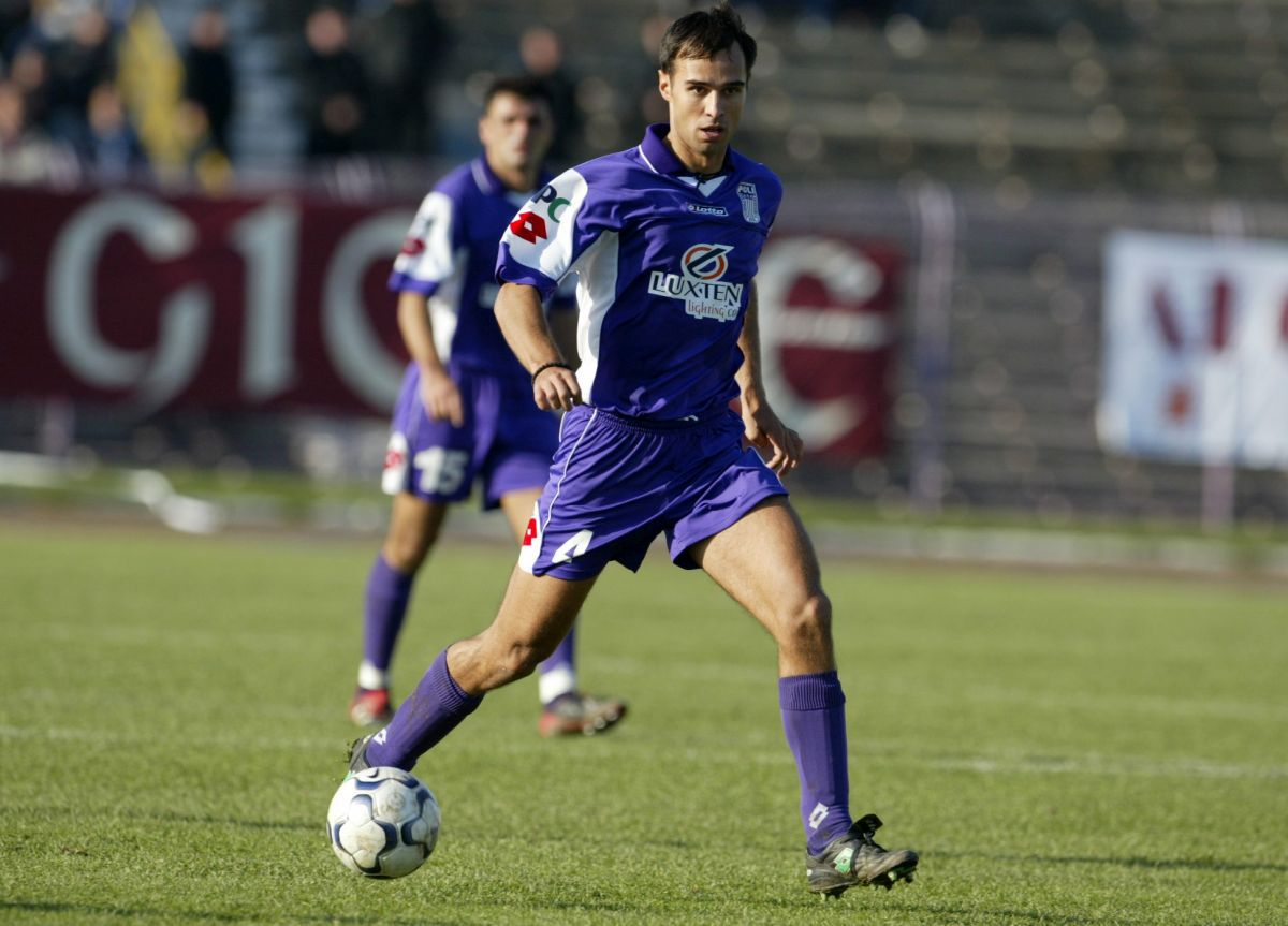 Îl recunoști pe fostul fotbalist din imagine? Vine din alte timpuri, iar azi e o voce cunoscută în Superligă: „Când eram în cantonament, îi trimiteam pe maseuri la pariuri”