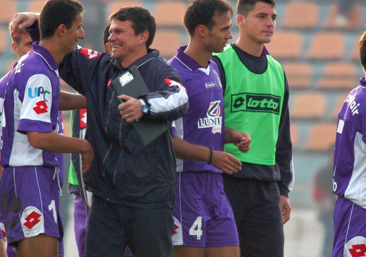 Îl recunoști pe fostul fotbalist din imagine? Vine din alte timpuri, iar azi e o voce cunoscută în Superligă: „Când eram în cantonament, îi trimiteam pe maseuri la pariuri”