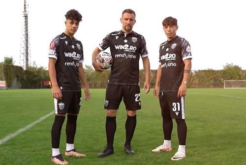 Cu o zi înainte de meciul cu CFR Cluj, Dinamo și-a prezentat al treilea rând de echipament, unul de culoare neagră.