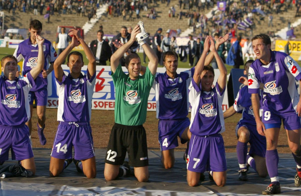 Îl recunoști pe fostul fotbalist din imagine? Vine din alte timpuri, iar azi e o voce cunoscută în Superligă: „Când eram în cantonament, îi trimiteam pe maseuri la pariuri”