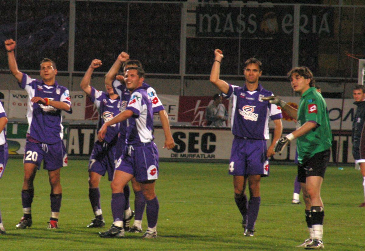 Îl recunoști pe fostul fotbalist din imagine? Vine din alte timpuri, iar azi e o voce cunoscută în Superligă: „Când eram în cantonament, îi trimiteam pe maseuri la pariuri”