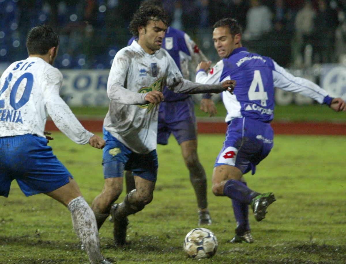 Îl recunoști pe fostul fotbalist din imagine? Vine din alte timpuri, iar azi e o voce cunoscută în Superligă: „Când eram în cantonament, îi trimiteam pe maseuri la pariuri”