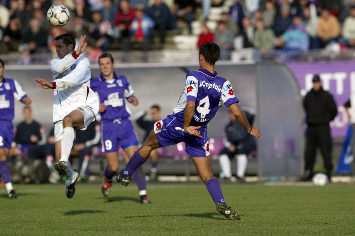 Îl recunoști pe fostul fotbalist din imagine? Vine din alte timpuri, iar azi e o voce cunoscută în Superligă: „Când eram în cantonament, îi trimiteam pe maseuri la pariuri”