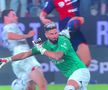 Giroud blocându-l pe Pușcaș în minutul 104