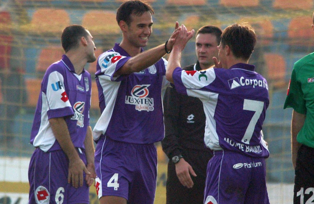 Îl recunoști pe fostul fotbalist din imagine? Vine din alte timpuri, iar azi e o voce cunoscută în Superligă: „Când eram în cantonament, îi trimiteam pe maseuri la pariuri”