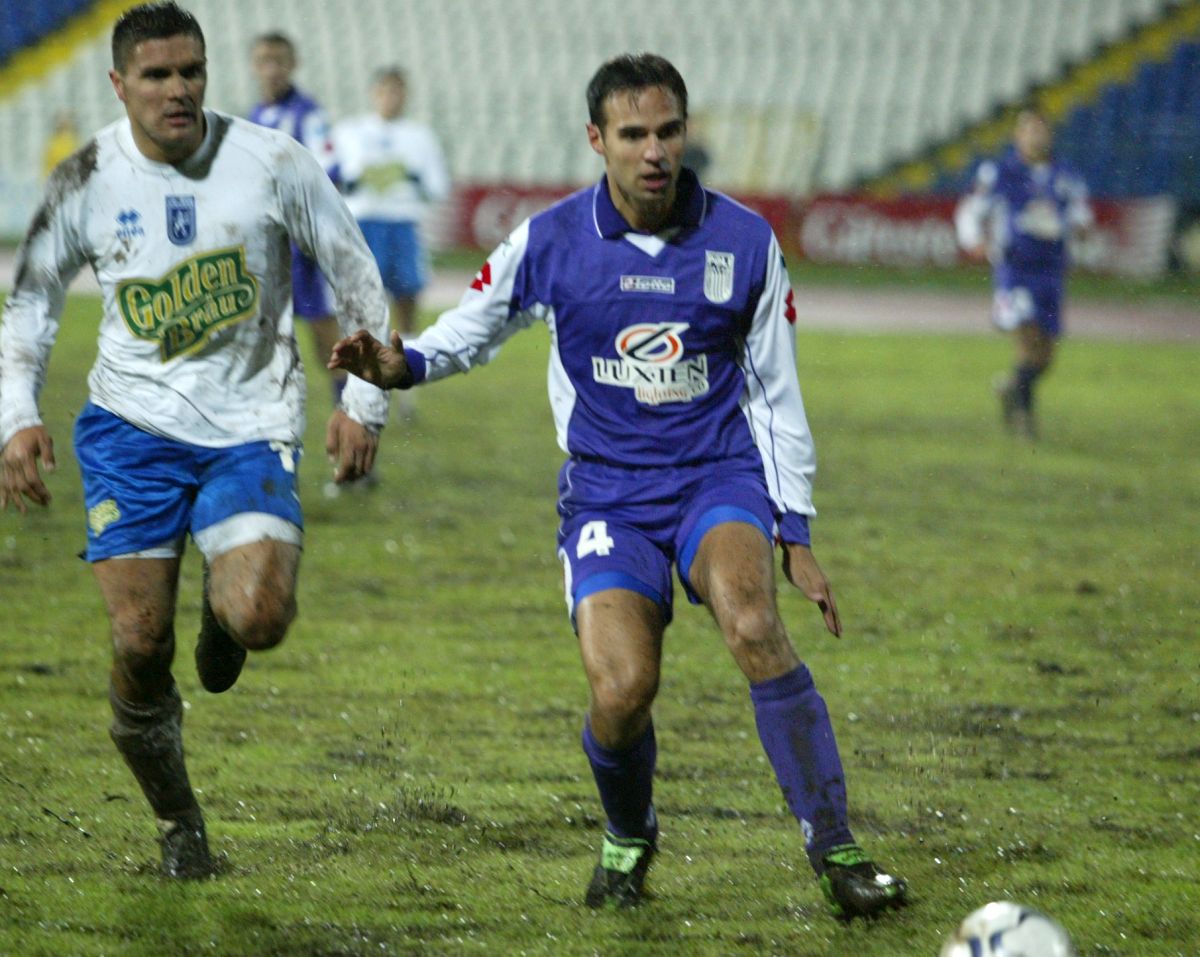 Îl recunoști pe fostul fotbalist din imagine? Vine din alte timpuri, iar azi e o voce cunoscută în Superligă: „Când eram în cantonament, îi trimiteam pe maseuri la pariuri”