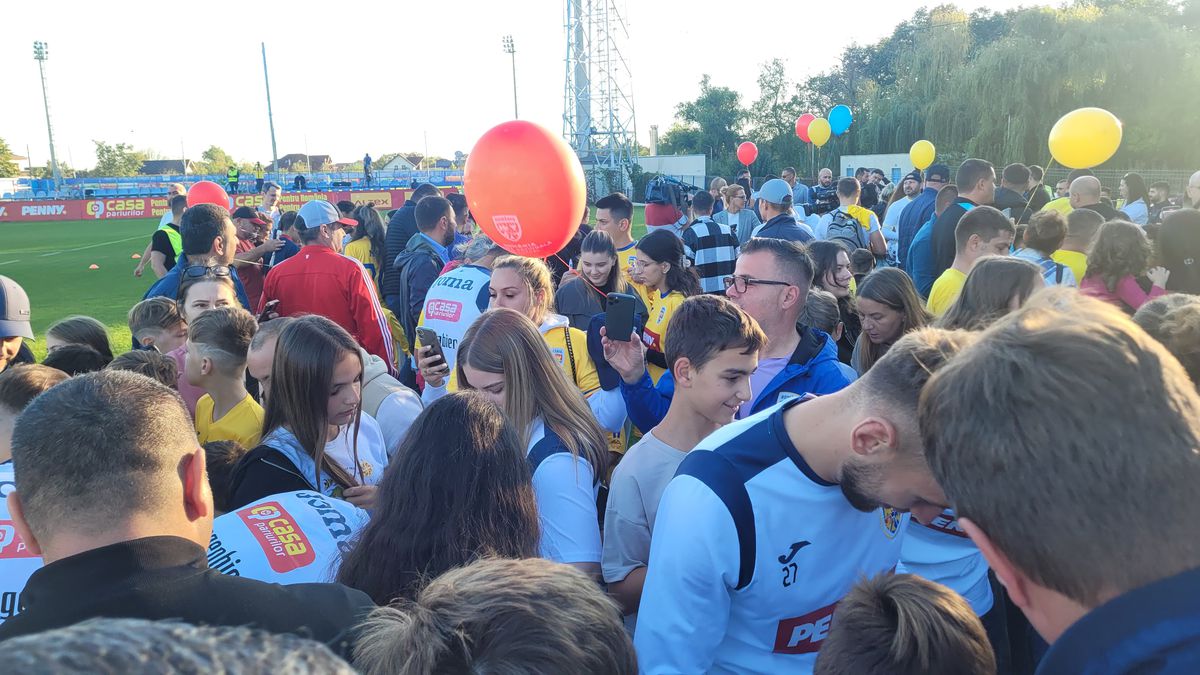 Suporterii naționalei i-au luat cu asalt pe jucători. Cine a fost cel mai solicitat + o poveste emoționantă