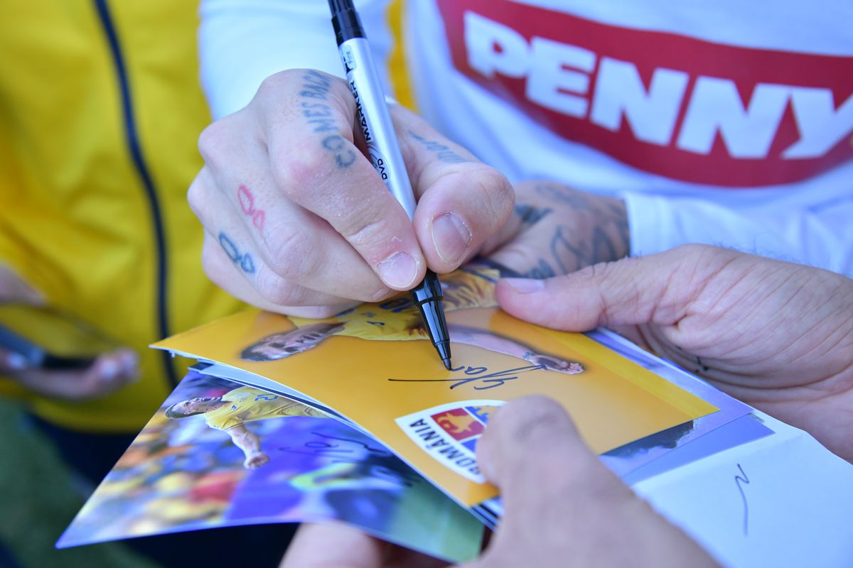 Suporterii naționalei i-au luat cu asalt pe jucători. Cine a fost cel mai solicitat + o poveste emoționantă