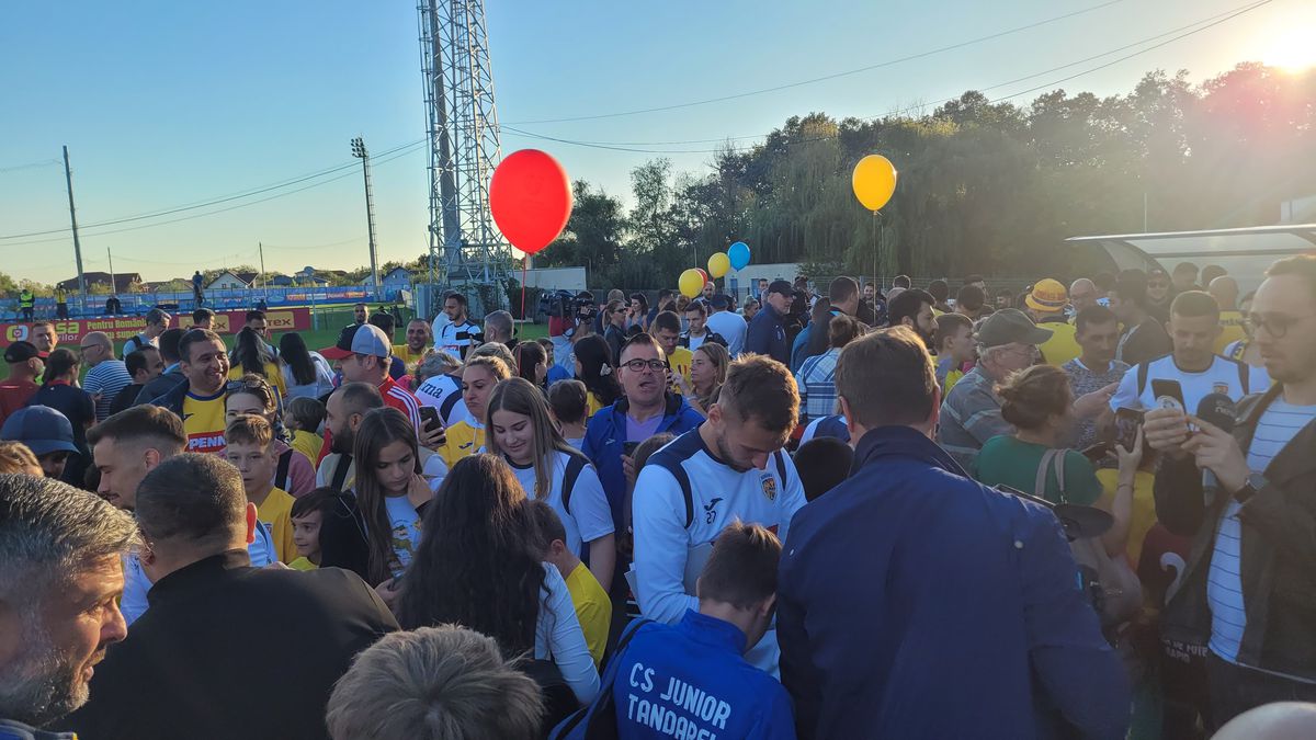 Suporterii naționalei i-au luat cu asalt pe jucători. Cine a fost cel mai solicitat + o poveste emoționantă